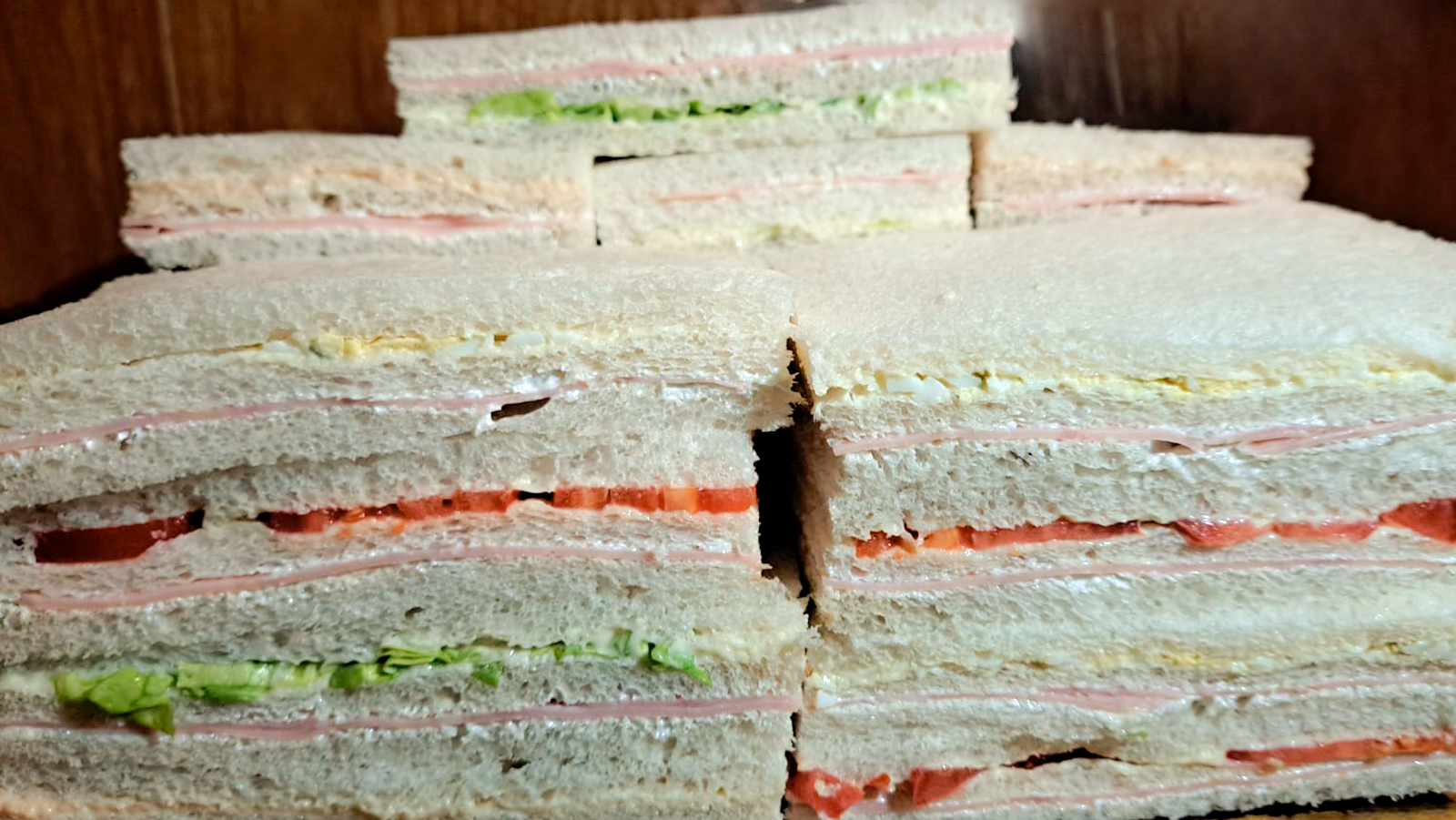 Selección de sándwiches surtidos para catering